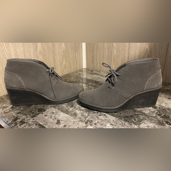 LIKE NEW Clarks Collection Gray Wedges - Picture 2 of 6